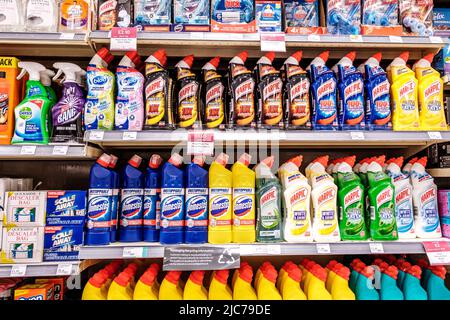 Epsom Surrey, Londra UK, Giugno 10 2022, Supermarket Shelf Bottles Household Bleach Foto Stock