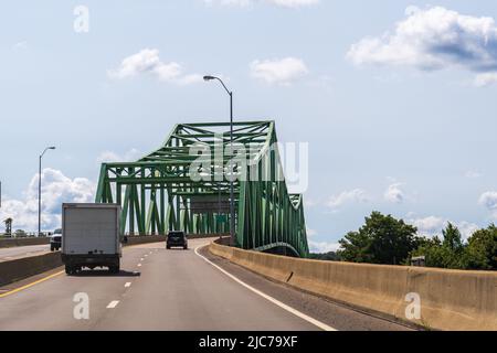 Point Pleasant, West Virginia - 10 settembre 2021:Bartow Jones Bridge, noto anche come Kanawha River Bridge, è un ponte a traliccio che attraversa Kanawha Foto Stock