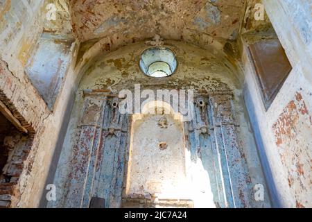 Interno di un antico tempio abbandonato e dilapidato. Vista dal basso verso l'alto Foto Stock