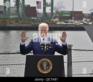 San Pedro, Stati Uniti. 10th giugno 2022. Il presidente Joe Biden discute degli sforzi per snellire le catene di approvvigionamento globali e contrastare l'aumento dei prezzi, dipingendo la questione come un problema mondiale alimentato dall'aggressione russa in Ucraina a bordo del museo della nave da guerra Iowa a San Pedro, California, venerdì 10 giugno 2022. Biden ha fatto riferimento all'"aumento dei prezzi di Putin” per aver sostenuto il costo dell'energia e del cibo, che a maggio ha rappresentato la stragrande maggioranza del tasso di inflazione del 8,6% rispetto allo stesso mese di un anno fa. Foto di Jim Ruymen/UPI. Credit: UPI/Alamy Live News Foto Stock