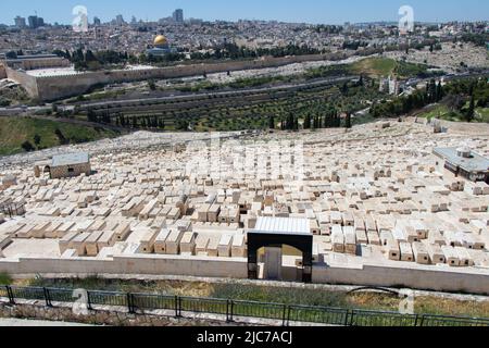 Vista sul monte del tempio della città vecchia di Gerusalemme e l'antico cimitero ebraico sul monte Olive. Gerusalemme - Israele: 3 aprile 2022 Foto Stock