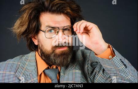Confuso insegnante, uomo d'affari in occhiali. Uomo bearded in vestito. Primo piano verticale. Istruzione. Affari Foto Stock