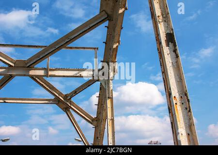 Elementi strutturali del vecchio ponte pedonale costruito in URSS attraverso il fiume Dnieper. Foto Stock