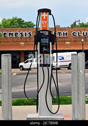 EMPORIA, KANSAS - 10 GIUGNO 2022 recentemente installato questa settimana da Evergy Electric Company nel parcheggio pubblico situato in prossimità di Commercial Street nel centro di Emporia, Kansas. Ciò rientra nel nuovo piano greg del Presidente Biden di avere 500.000 stazioni di ricarica entro il 2030 Foto Stock