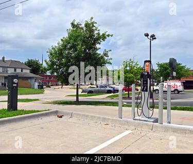 EMPORIA, KANSAS - 10 GIUGNO 2022 recentemente installato questa settimana da Evergy Electric Company nel parcheggio pubblico situato in prossimità di Commercial Street nel centro di Emporia, Kansas. Ciò rientra nel nuovo piano greg del Presidente Biden di avere 500.000 stazioni di ricarica entro il 2030 Foto Stock