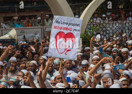 Dhaka, Bangladesh. 10th giugno 2022. Gli attivisti di Islami Andolan Bangladesh, un partito politico islamista, partecipano a una manifestazione fuori dal Baitul Mukarram National Masjid dopo la preghiera di venerdì per protestare contro i commenti blasfemi sul profeta Maometto da parte dei membri del leader indiano BJP a Dhaka, Bangladesh, il 10 giugno 2022. (Foto di Nahid Hasan/Pacific Press) Credit: Pacific Press Media Production Corp./Alamy Live News Foto Stock