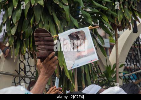 Dhaka, Bangladesh. 10th giugno 2022. Gli attivisti di Islami Andolan Bangladesh, un partito politico islamista, partecipano a una manifestazione fuori dal Baitul Mukarram National Masjid dopo la preghiera di venerdì per protestare contro i commenti blasfemi sul profeta Maometto da parte dei membri del leader indiano BJP a Dhaka, Bangladesh, il 10 giugno 2022. (Foto di Nahid Hasan/Pacific Press) Credit: Pacific Press Media Production Corp./Alamy Live News Foto Stock