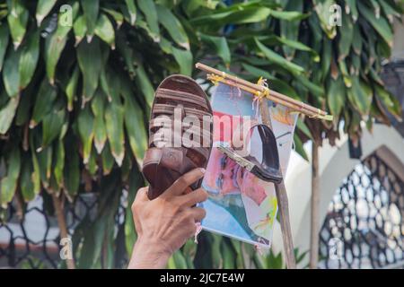 Dhaka, Bangladesh. 10th giugno 2022. Gli attivisti di Islami Andolan Bangladesh, un partito politico islamista, partecipano a una manifestazione fuori dal Baitul Mukarram National Masjid dopo la preghiera di venerdì per protestare contro i commenti blasfemi sul profeta Maometto da parte dei membri del leader indiano BJP a Dhaka, Bangladesh, il 10 giugno 2022. (Foto di Nahid Hasan/Pacific Press) Credit: Pacific Press Media Production Corp./Alamy Live News Foto Stock