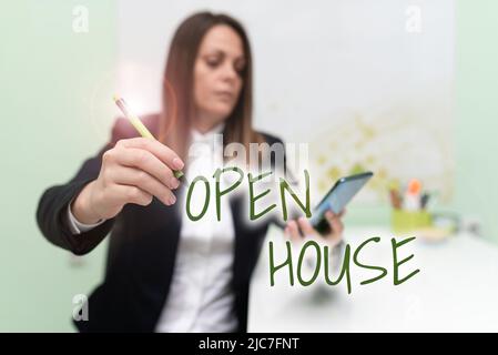 Cartello con la scritta Open House. Concetto che significa che si può venire qualsiasi volta che si desidera rendersi a casa flashy Ufficio della scuola forniture, l'insegnamento apprendimento Foto Stock