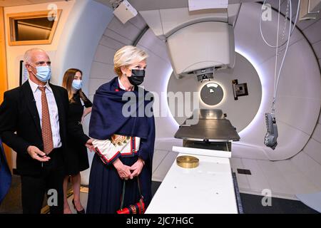 Boston, Stati Uniti. 10th giugno 2022. La Principessa Astrid del Belgio ha ritratto durante una visita al Massachusetts General Hospital Burr Proton Therapy Center, a Boston, durante una Missione economica belga negli Stati Uniti d'America, venerdì 10 giugno 2022. Dal 4th al 12th giugno una delegazione con la Principessa e vari Ministri visiterà Atlanta, New York e Boston. BELGA PHOTO LAURIE DIEFFEMBACQ Credit: Belga News Agency/Alamy Live News Foto Stock