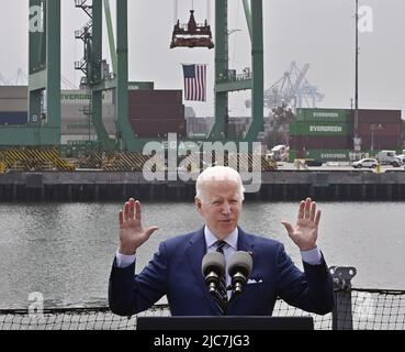 San Pedro, Stati Uniti. 10th giugno 2022. Il presidente Joe Biden discute degli sforzi per snellire le catene di approvvigionamento globali e contrastare l'aumento dei prezzi, dipingendo la questione come un problema mondiale alimentato dall'aggressione russa in Ucraina a bordo del museo della nave da guerra Iowa a San Pedro, California, venerdì 10 giugno 2022. Biden ha fatto riferimento all'"aumento dei prezzi di Putin” per aver sostenuto il costo dell'energia e del cibo, che a maggio ha rappresentato la stragrande maggioranza del tasso di inflazione del 8,6% rispetto allo stesso mese di un anno fa. Foto di Jim Ruymen/UPI. Credit: UPI/Alamy Live News Foto Stock