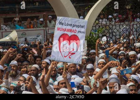 Dhaka, Dacca Division, Bangladesh. 10th giugno 2022. Gli attivisti di Islami Andolan Bangladesh, un partito politico islamista, partecipano a una manifestazione fuori dal Baitul Mukarram National Masjid dopo la preghiera di venerdì per protestare contro i commenti blasfemi sul profeta Maometto da parte dei membri del leader indiano BJP a Dhaka, Bangladesh, il 10 giugno 2022. (Credit Image: © Nahid Hasan/Pacific Press via ZUMA Press Wire) Credit: ZUMA Press, Inc./Alamy Live News Foto Stock