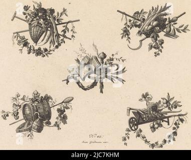 Cinque trofei. In alto a sinistra con un cesto di fiori e rastrello. In alto a destra con falce, pala e cesto di frutta. Al centro con personale, libri e barile fumatore. In basso a sinistra con attributi appartenenti a Bacco. In basso a destra con carriola con verdure. Numero dell'editore 42. Attributi appartenenti all'agricoltura e ai Trofei di Bacchus., tipografia: Johann Carl Schleich, (possibilmente), editore: Jean Gradmann, (menzionato sull'oggetto), 1769 - 1842, carta, incisione, h 200 mm x l 247 mm Foto Stock