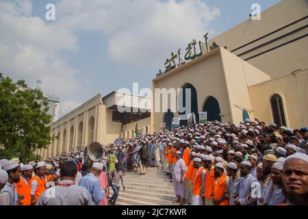 Dhaka, Dacca Division, Bangladesh. 10th giugno 2022. Gli attivisti di Islami Andolan Bangladesh, un partito politico islamista, partecipano a una manifestazione fuori dal Baitul Mukarram National Masjid dopo la preghiera di venerdì per protestare contro i commenti blasfemi sul profeta Maometto da parte dei membri del leader indiano BJP a Dhaka, Bangladesh, il 10 giugno 2022. (Credit Image: © Nahid Hasan/Pacific Press via ZUMA Press Wire) Credit: ZUMA Press, Inc./Alamy Live News Foto Stock