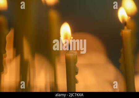 Bucarest, Romania - 25 ottobre 2019: Candele accese dai credenti ortodossi alla Festa di San Demetrio il nuovo, protettore di Bucarest, al P Foto Stock