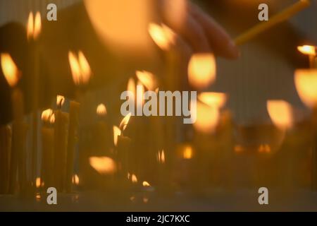 Bucarest, Romania - 25 ottobre 2019: Candele accese dai credenti ortodossi alla Festa di San Demetrio il nuovo, protettore di Bucarest, al P Foto Stock