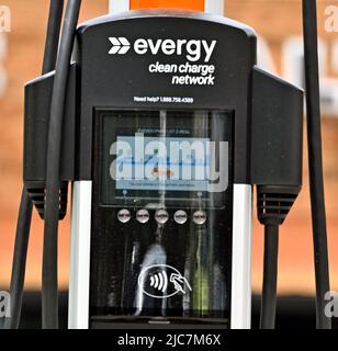 Emporia, KS, USA. 10th giugno 2022. Recentemente installato questa settimana da Evergy società elettrica nel parcheggio pubblico situato appena fuori Commercial Street nel centro di Emporia, Kansas il 10 giugno 2022. Questo come parte del nuovo piano del presidente Biden greg di avere 500.000 stazioni di ricarica in vigore entro il 2030. Credit: Mark Reinstein/Media Punch/Alamy Live News Foto Stock