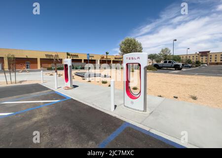 Barstow, CA, USA – 3 giugno 2022: Stazione di ricarica Tesla presso un centro commerciale outlet di Barstow, California. Foto Stock