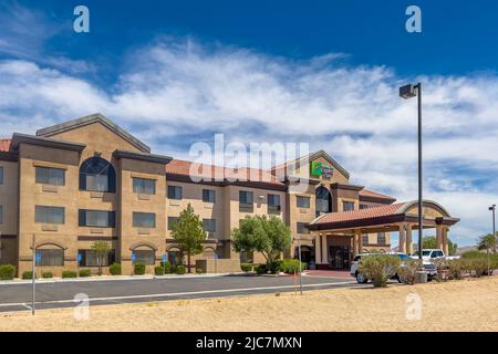 Barstow, California, USA – 3 giugno 2022: L'edificio esterno dell'Holiday Inn and Suites nel deserto di Mojave a Barstow, California. Foto Stock