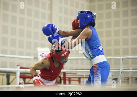 NEW DELHI, INDIA - GIUGNO 10: Boxer MC Mary Kom (Red) e Nitu (Blue) durante le prove di qualificazione Elite Women CWG 2022, all'IG Stadium il 10 giugno 2022 a New Delhi, India. Mary Kom, sei volte campione del mondo di pugilato, è stata esclusa dai Giochi del Commonwealth del 2022 dopo aver ferito se stessa nel primo round delle semifinali di prova del 48kg. (Foto di Sanchit Khanna/Hindustan Times/Sipa USA) Foto Stock