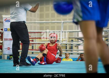 NEW DELHI, INDIA - GIUGNO 10: Boxer MC Mary Kom (Red) e Nitu (Blue) durante le prove di qualificazione Elite Women CWG 2022, all'IG Stadium il 10 giugno 2022 a New Delhi, India. Mary Kom, sei volte campione del mondo di pugilato, è stata esclusa dai Giochi del Commonwealth del 2022 dopo aver ferito se stessa nel primo round delle semifinali di prova del 48kg. (Foto di Sanchit Khanna/Hindustan Times/Sipa USA) Foto Stock