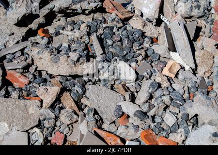 Vista di cemento fessurato e detriti di piastrelle di rifiuti di demolizione dalla distruzione di edifici in fase di ristrutturazione Foto Stock