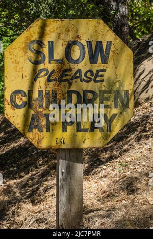 Un cartello segnaletico "Sow Please children at play that is weathered from the quantas it has in use in Santa Barbara County, California. Foto Stock