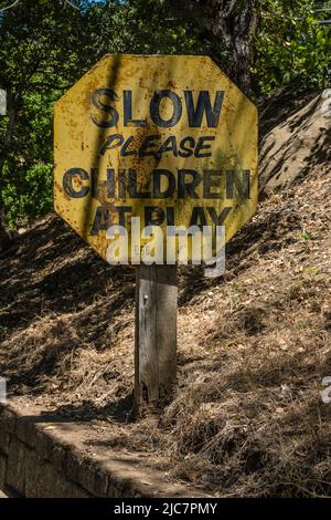 Un cartello segnaletico "Sow Please children at play that is weathered from the quantas it has in use in Santa Barbara County, California. Foto Stock