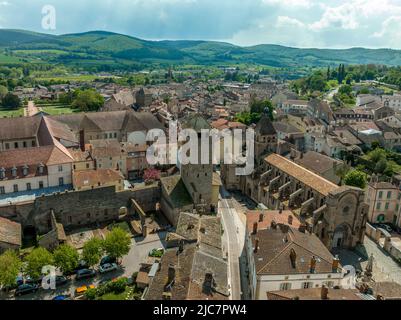 Vista aerea dell'Abbazia di Cluny un ex monastero benedettino in stile architettonico romanico a Cluny, Saône-et-Loire, Francia dedicata a San PET Foto Stock