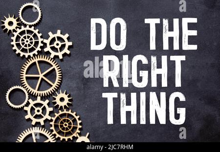 Faccia la cosa giusta scritta sulla lavagna. Foto Stock