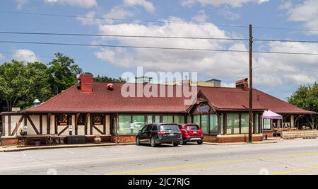 BILTMORE VILLAGGIO ad ASHEVILLE, NC, USA-5 GIUGNO 2022: Il Wayside Bar and Grill, edificio, insegna e parcheggio. Foto Stock