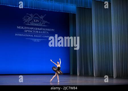 Mosca, Russia. 10th giugno 2022. Yujin Kim della Corea del Sud si esibisce durante il XIV Concorso Internazionale di Balletto al Teatro Bolshoi di Mosca, Russia, il 10 giugno 2022. Il concorso si tiene qui dal 3 al 11 giugno. Credit: Alexander Zemlianichenko Jr/Xinhua/Alamy Live News Foto Stock