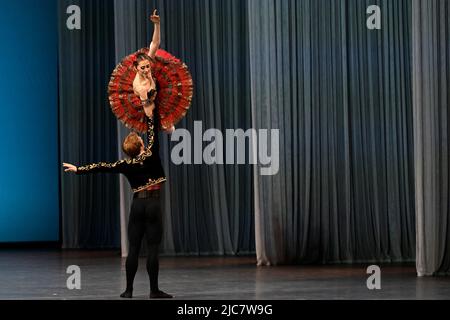 Mosca, Russia. 10th giugno 2022. Georgy Bolsunovsky e Natalya Bobrova di Russia si esibiscono durante il XIV Concorso Internazionale di Balletto al Teatro Bolshoi di Mosca, Russia, il 10 giugno 2022. Il concorso si tiene qui dal 3 al 11 giugno. Credit: Alexander Zemlianichenko Jr/Xinhua/Alamy Live News Foto Stock