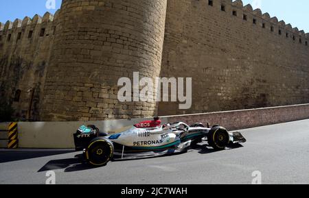 Baku, Azerbaigian. 10th giugno 2022. Il pilota britannico della scuderia Mercedes George Russell compete durante la prima sessione di prove libere del Gran Premio di Azerbaigian 2022 a Baku, Azerbaijan, 10 giugno 2022. Credit: Tofiq Babayev/Xinhua/Alamy Live News Foto Stock