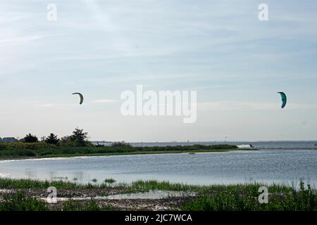 Kite surf a Sandy Hook Bay, New Jersey, in un pomeriggio quasi soleggiato di metà primavera -07 Foto Stock