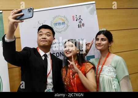 (220611) -- SANTIAGO, 11 giugno 2022 (Xinhua) -- i partecipanti posano per le foto con un membro dello staff dopo il Concorso di professionalità cinese 'Chinese Bridge' del 21st per studenti del Collegio cileno presso l'Università di Santo Tomas a Vina del Mar, Cile, 9 giugno 2022. Il concorso si è tenuto giovedì all'Università di Santo Tomas. Nell'ambito del tema "One World One Family", la finale è stata composta da tre parti: Discorso keynote, quiz sulla conoscenza e talent show. (Università di Santo Tomas/Handout via Xinhua) Foto Stock