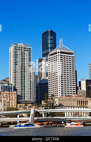 Brisbane Australia / The Casino Towers Suites; e George Street Government Offices. Sul fiume Brisbane. Foto Stock