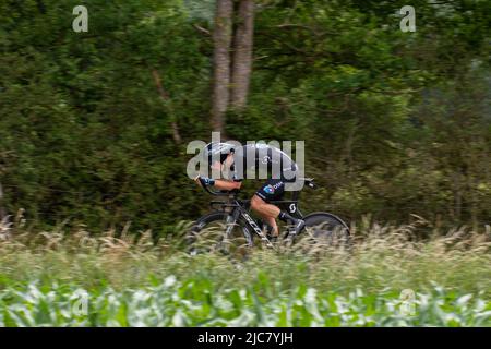 Montbrison, Francia. 08th giugno 2022. Leon Heinschke (DSM Team) visto in azione durante la 4th tappa del Criterium du Dauphine 2022. La quarta tappa del Criterium du Dauphine Libere è un cronometro individuale con una distanza di 31,9 km tra Montbrison e la Bâtie d'Urfé nel dipartimento della Loira. Il vincitore del palco è Filippo Ganna (Ineos Grenadiers Team) nel 35mn 32s. È avanti di Wout Van Aert (Jumbo Visma Team), 2nd a 2s, e Eythan Hayter (Ineos Grenadiers Team) a 17s. Credit: SOPA Images Limited/Alamy Live News Foto Stock