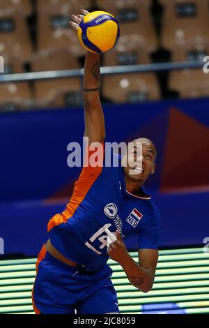 Brasilia, Brasile. 10th giugno 2022. Nimir Abdel-Aziz dei Paesi Bassi serve durante la partita FIVB Volleyball Nations League Men's Pool 1 tra Paesi Bassi e Iran a Brasilia, Brasile, 10 giugno 2022. Credit: Lucio Tavora/Xinhua/Alamy Live News Foto Stock