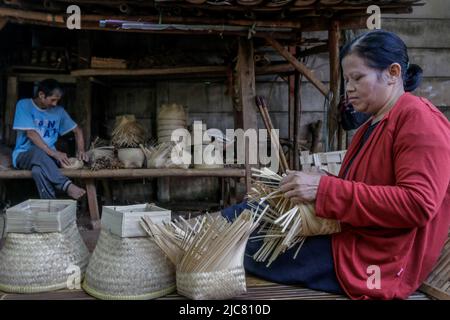 Home business artigiani fare riso stoccaggio contenitori eco-friendly da bambù tessuto a Bogor, West Java, Indonesia, il 7 giugno 2022 Foto Stock