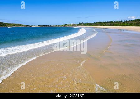 Le onde dolci lavano il Jetty Beach - Coffs Harbour, NSW, Australia Foto Stock