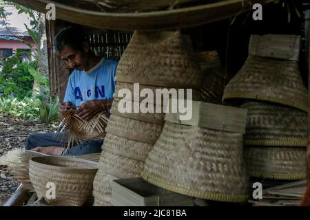 Home business artigiani fare riso stoccaggio contenitori eco-friendly da bambù tessuto a Bogor, West Java, Indonesia, il 7 giugno 2022 Foto Stock