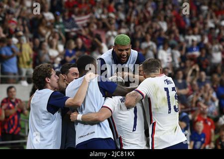 Austin, Texas, Stati Uniti. 10th giugno 2022. I membri del team USA celebrano un gol di PAUL ARRIOLA (7) durante la seconda metà dell'azione di una partita della CONCACAF Nation's League allo stadio Q2 di Austin il 10 giugno 2022. Questa è la partita finale della U.S. Men's National Team (USMNT) negli Stati Uniti prima della Coppa del mondo FIFA 2022. (Credit Image: © Bob Daemmrich/ZUMA Press Wire) Credit: ZUMA Press, Inc./Alamy Live News Foto Stock