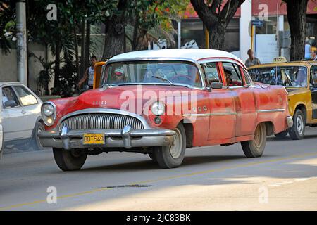 Buick, auto classica americana nella città vecchia di Havana, Cuba, Caraibi Foto Stock