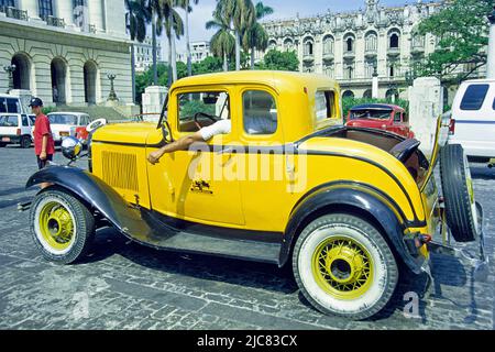 Auto classica nella città vecchia di l'Avana, Cuba, Caraibi Foto Stock