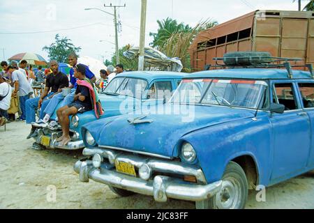 Streetlife, popolo cubano seduto su un'auto classica americana, Santa Lucia, Cuba, Caraibi Foto Stock