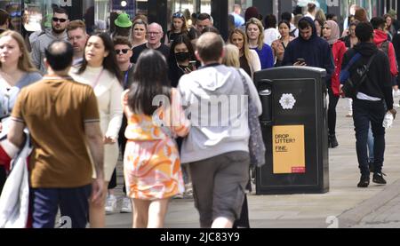 Manchester, Regno Unito. 11th giugno 2022. La folla costruisce nel centro di Manchester, Inghilterra, Regno Unito, Isole Britanniche, con quattrocentomila appassionati di musica in città durante il fine settimana in numerosi grandi eventi musicali. 240.000 tifosi stanno guardando ed Sheeran all'Etihad Stadium per quattro notti, 82.000 tifosi saranno all'Heaton Park per il Parklife Festival, e, il sabato, Alicia Keys si esibirà all'AO Arena, mentre i Killers suoneranno all'Emirates Old Trafford. Terry Waller/Alamy Live News Foto Stock