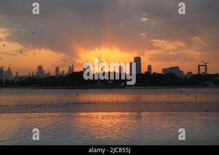 Vista panoramica dello skyline di Dubai al tramonto, grattacieli negli Emirati Arabi Uniti, Medio Oriente, acqua e costa in città Foto Stock