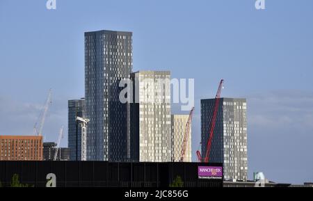 Vista ad alto livello dei grattacieli o degli alti edifici in Deansgate Square nel centro di Manchester. Foto Stock