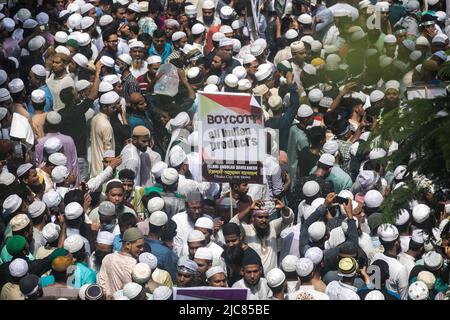 Dhaka, Bangladesh. 10th giugno 2022. Un devoto musulmano tiene un cartello che legge 'Boicottaggio tutti i prodotti indiani durante la protesta. Migliaia di devoti musulmani del Bangladesh hanno preso per le strade vicino alla principale Moschea di Baitul Mukarram nel centro di Dhaka dopo le preghiere di venerdì contro gli insulti compiuti sul profeta Muhammad dal leader del BJP, Narendra modi. Credit: SOPA Images Limited/Alamy Live News Foto Stock